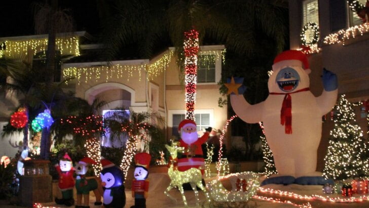 Best Neighborhoods To See Christmas Lights
